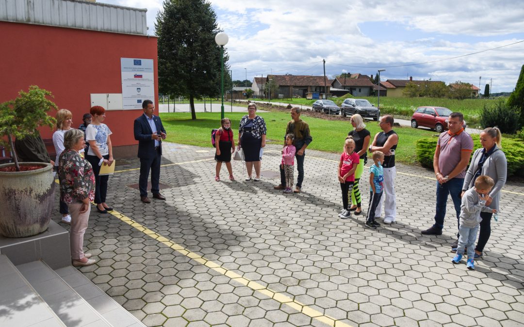 PRVIČ V ŠOLO – ELŐSZÖR AZ ISKOLÁBA